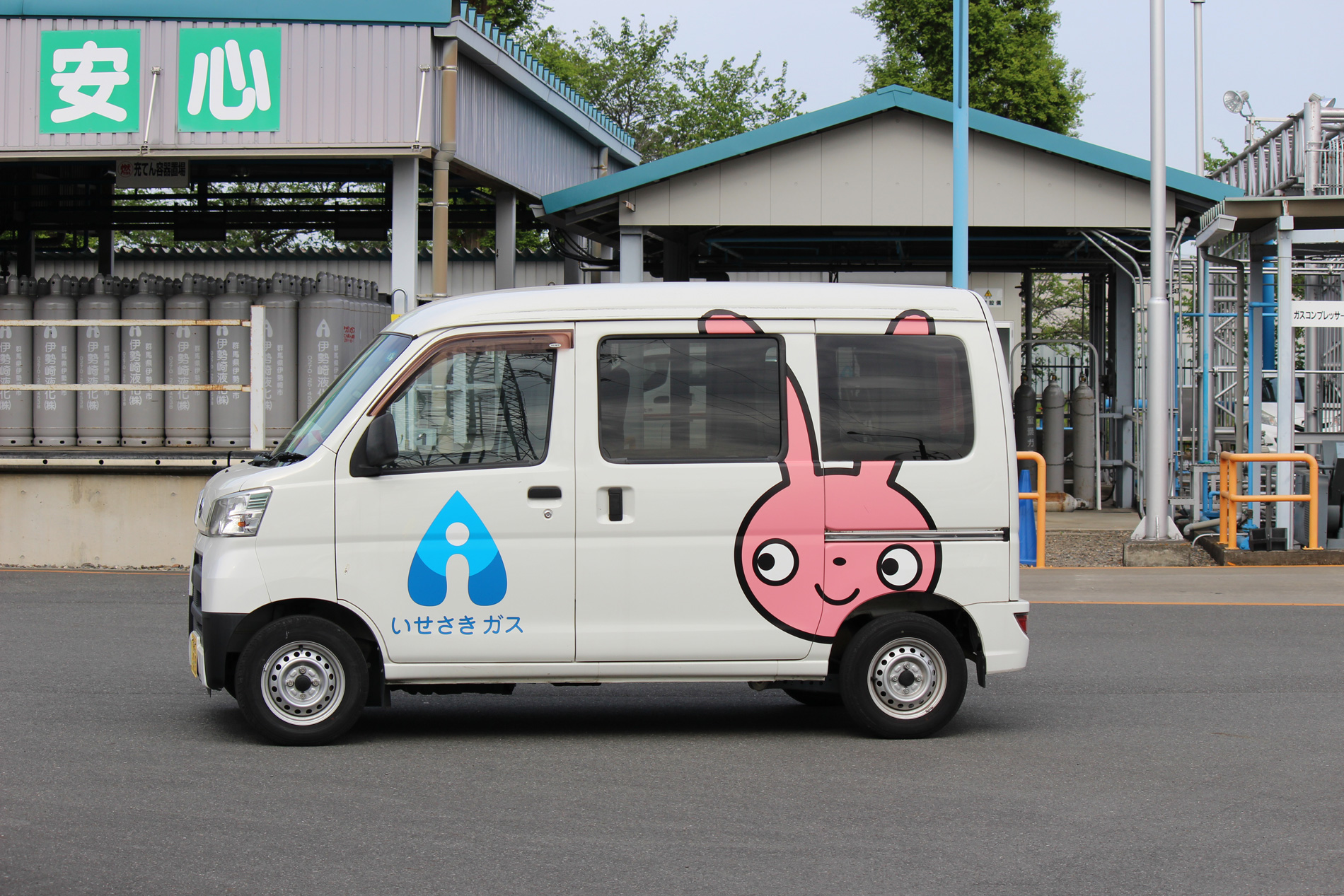 伊勢崎ガスのロゴが使われた営業車両